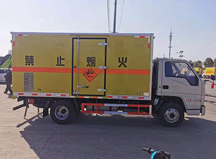 黑水爆破器材运输车工人安全操作规范与智能技术保障